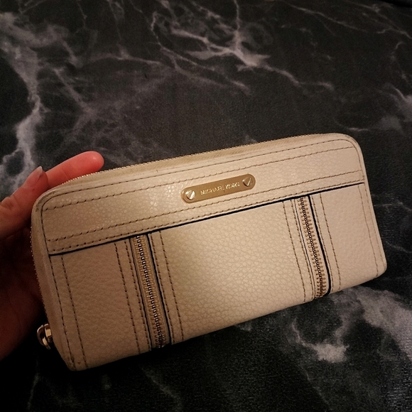 Michael Kors White Wallet - Picture 1 of 7